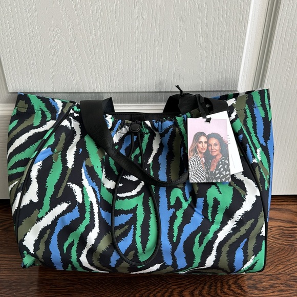 DVF TRAVEL BUNDLE - Picture 3 of 4